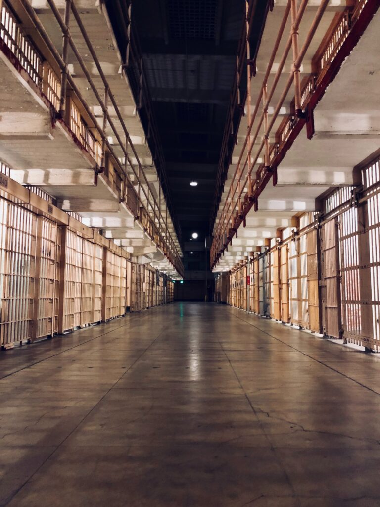 Lee más sobre el artículo ¿Cuándo cesa la prisión preventiva?